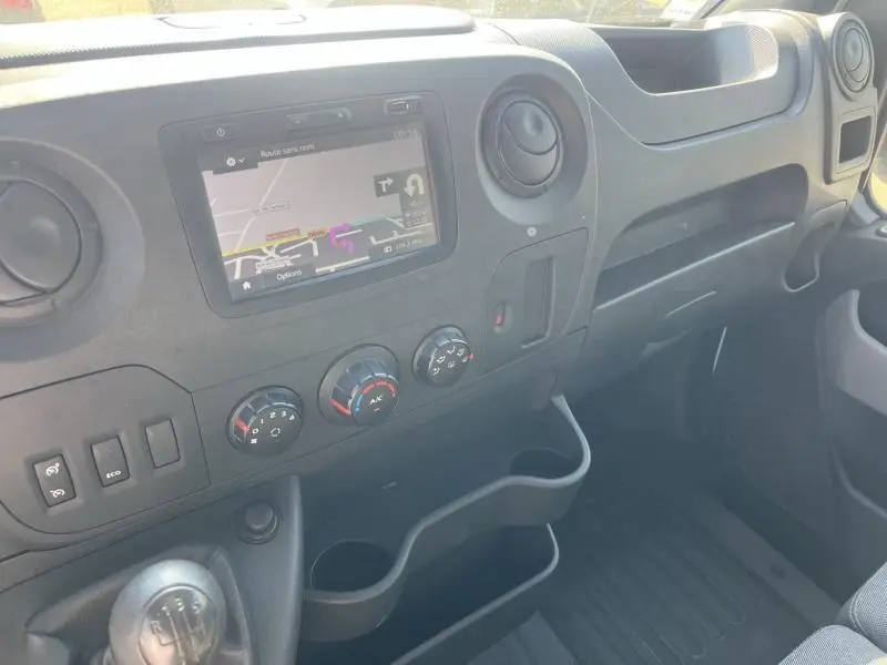 Tableau de bord du Renault Master blanc, vue intérieure côté passager avec écran tactile et commandes de climatisation.