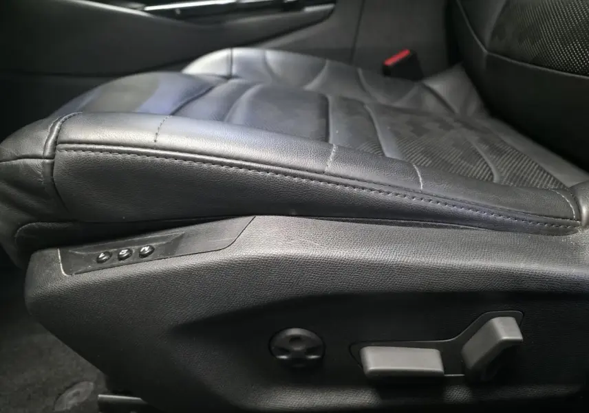 Gros plan sur le siège conducteur en cuir noir perforé chevron de la Citroën C5 X Hybrid Rechargeable 2023.