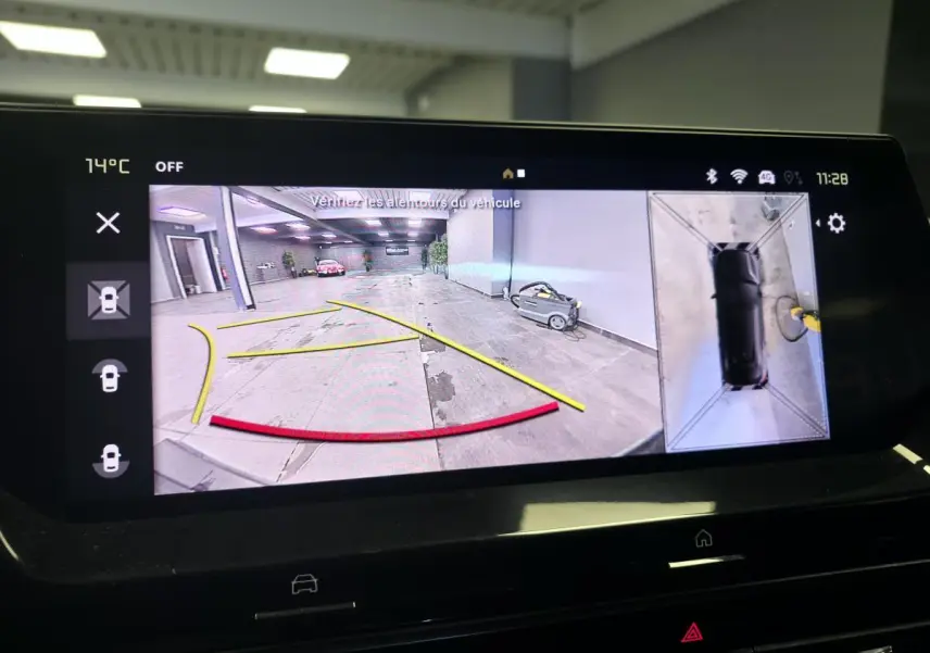 Affichage écran intérieur montrant la caméra de recul et vue 360° du Citroën C5 X gris en stationnement dans un garage.
