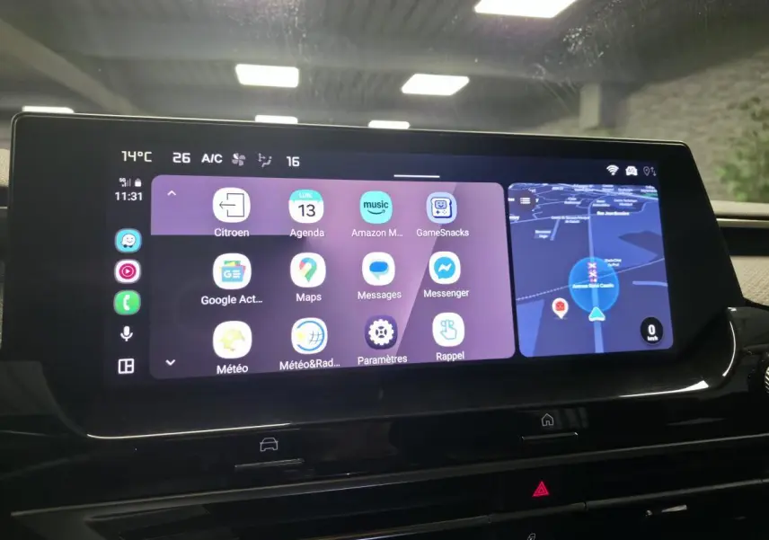 Écran tactile central du tableau de bord du Citroën C5 X 2023, affichant navigation et applications connectées.
