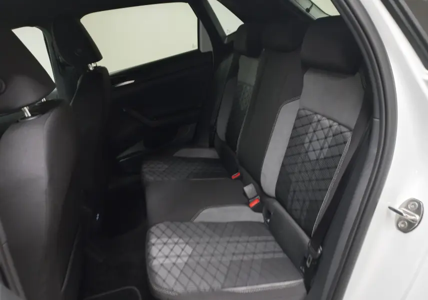 Vue intérieure côté droit des sièges arrière en tissu gris à motifs sur une Volkswagen Polo Blanc Pur 2025.
