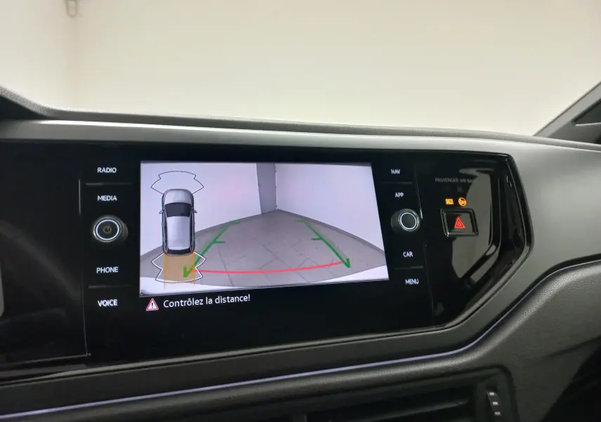 Écran de la caméra de recul d'une Volkswagen Polo 2025, affichant la zone arrière avec guidage de trajectoire.
