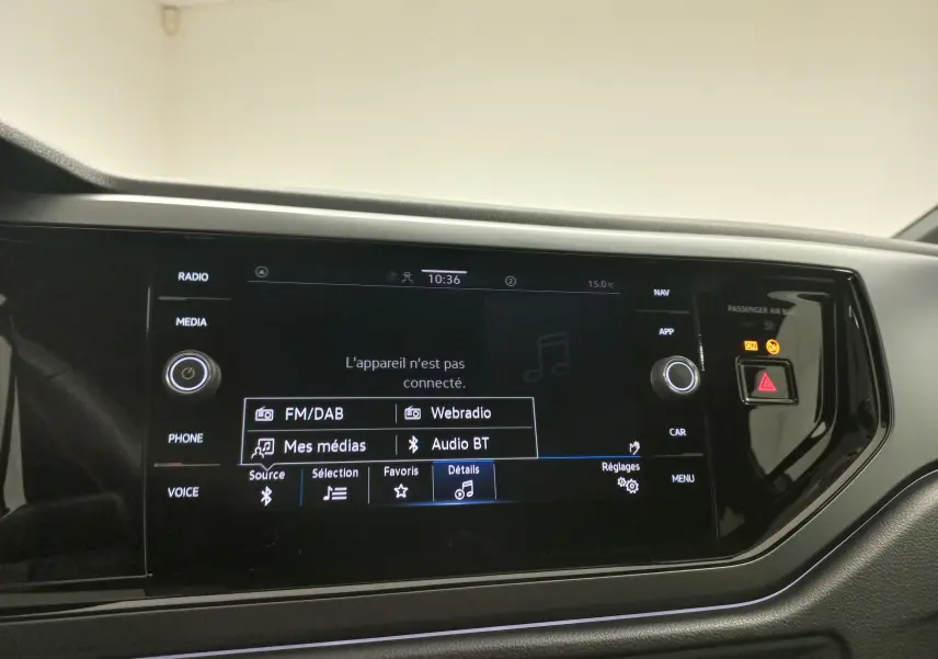 Écran central tactile du Volkswagen Polo 2025 affichant les options radio, média et Bluetooth dans un intérieur noir.