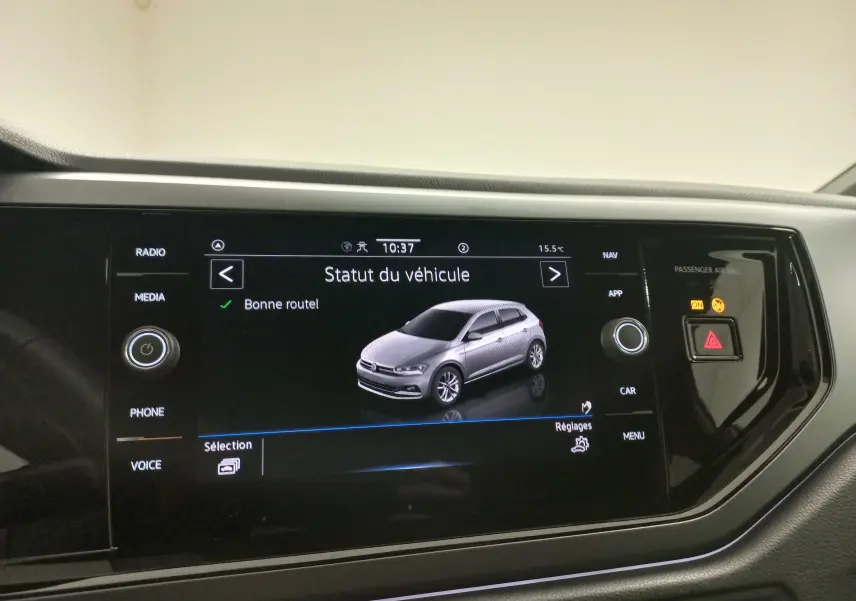 Écran de radionavigation affichant la silhouette grise en 3/4 avant droit de la Volkswagen Polo 2025.