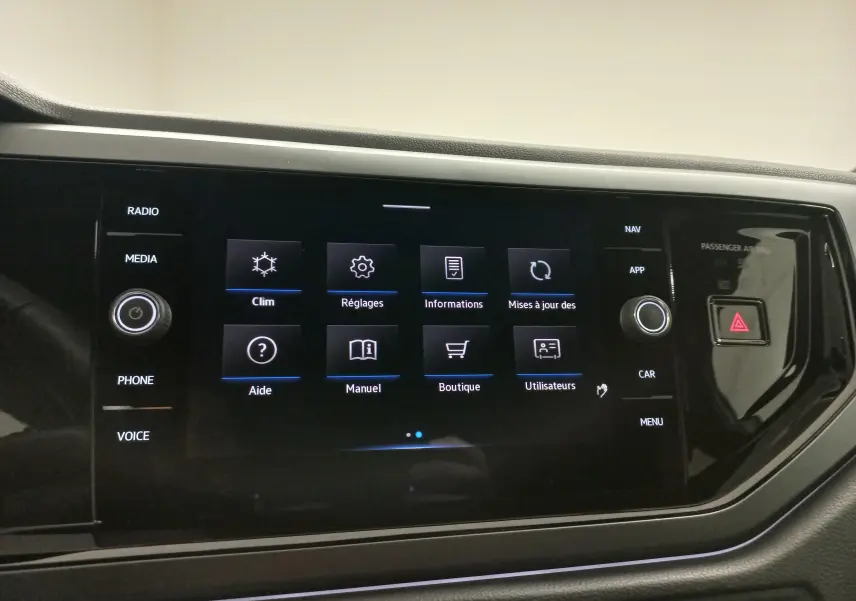 Écran tactile central de la Volkswagen Polo 1.0 TSI 95 R-Line affichant le menu des réglages et options multimédia.