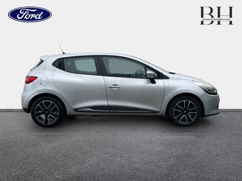 Profil droit d'une Renault Clio 1.5 dCi 90ch energy Intens 2016 en gris platine avec jantes alliage et vitres teintées.