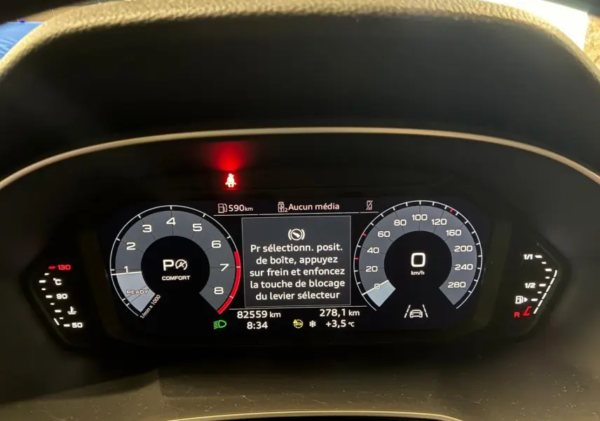 Vue rapprochée du tableau de bord numérique de l'Audi Q3 Sportback 2022, affichage en mode confort et vitesse à zéro.