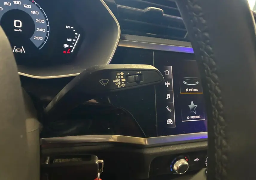 Vue rapprochée du tableau de bord et volant cuir noir de l'Audi Q3 Sportback avec écran tactile allumé.