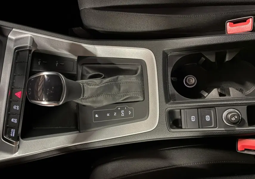 Vue rapprochée de la console centrale noire de l'Audi Q3 Sportback 2022 avec levier de vitesse automatique et commandes électroniques.