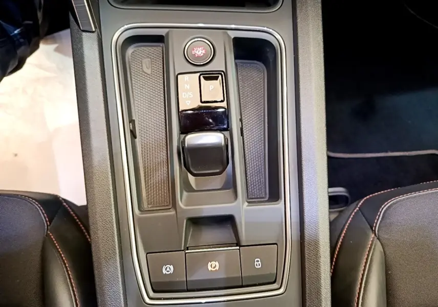 Vue plongeante sur la console centrale grise du CUPRA Formentor 1.5 TSI avec bouton start et commandes de boîte auto.