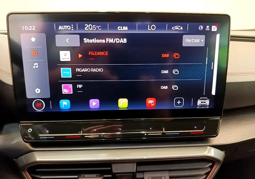 Écran tactile central affichant les stations radio FM/DAB dans l’habitacle du CUPRA Formentor 2022.