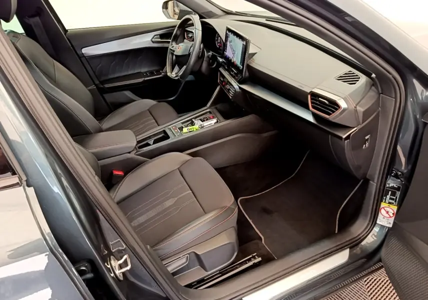 Vue intérieure côté conducteur du CUPRA Formentor gris foncé 2022, avec sièges cuir et écran tactile central.