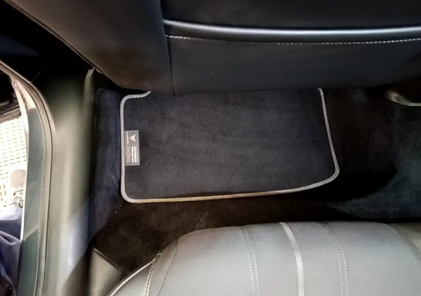 Vue intérieure côté droit des sièges arrière et tapis noir du CUPRA Formentor gris foncé, version Business Edition 2022.