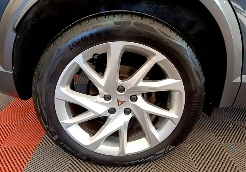 Gros plan sur la roue avant gauche gris foncé d'un CUPRA Formentor 1.5 TSI 2022 avec jante alu distinctive.