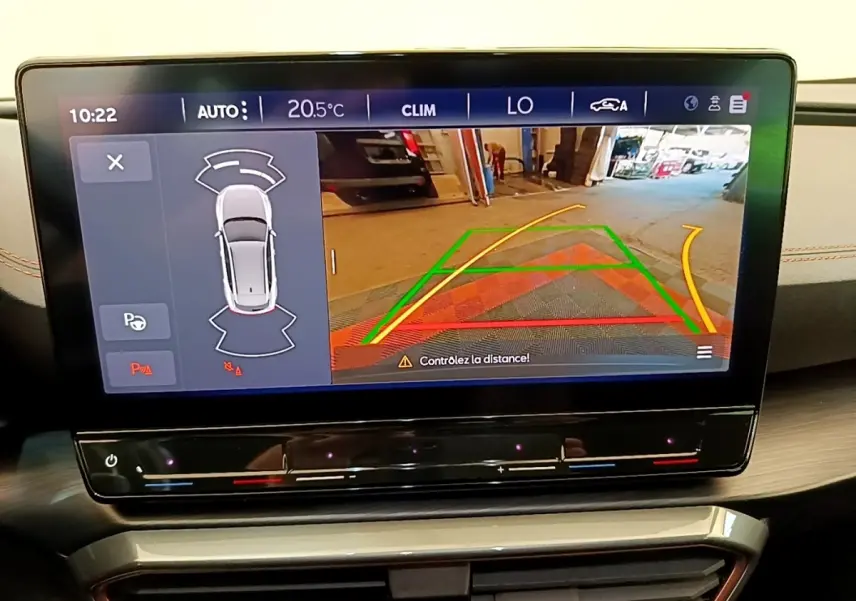 Écran tactile central affichant la caméra de recul et l'aide au stationnement du CUPRA Formentor gris foncé.