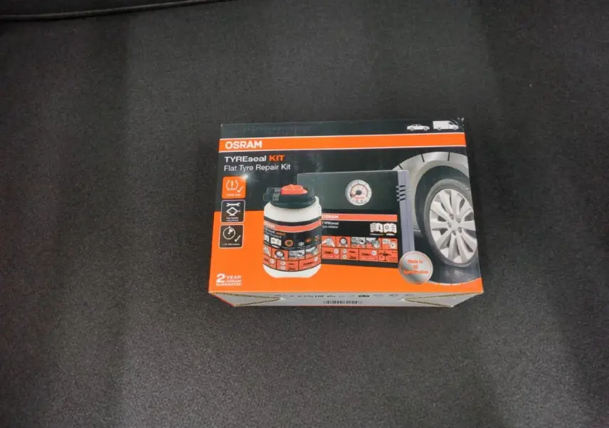 Kit de dépannage pneumatique OSRAM posé sur un fond gris, sans vue du véhicule Peugeot 208.