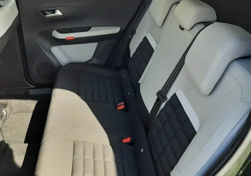 Vue intérieure arrière droite du Citroën C3 Aircross 2025, sièges bi-matière noir et gris avec surpiqûres.