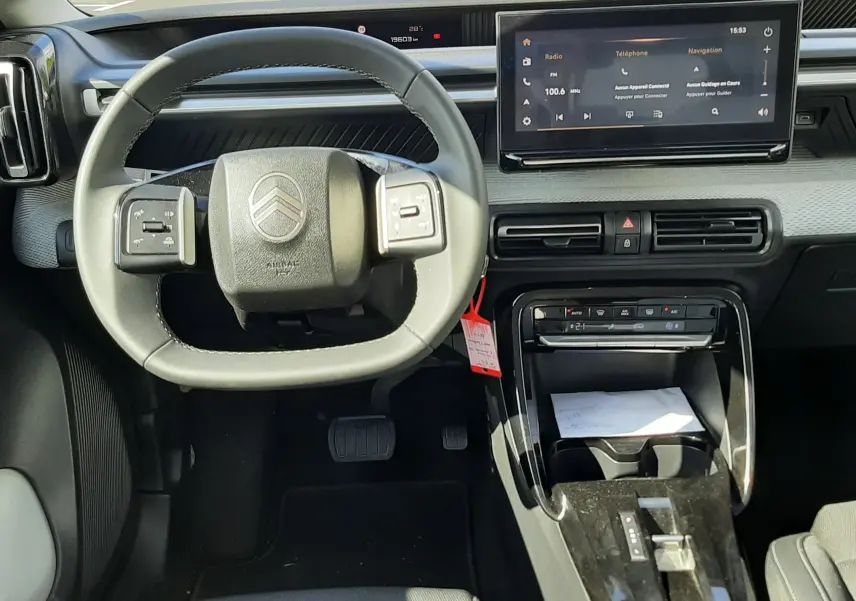 Vue intérieure centrée sur le volant et la console centrale du Citroën C3 Aircross 2025, finition hybride, avec écran tactile et commandes au volant.