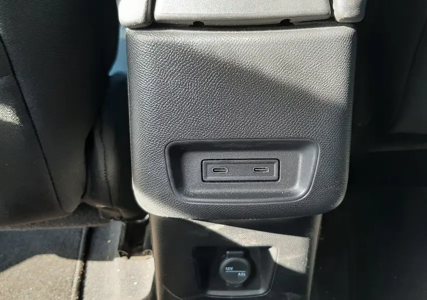Gros plan sur la console arrière centrale du Citroën C3 Aircross 2025, montrant deux ports USB-C et une prise 12V.