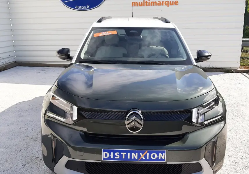 Vue frontale d'un Citroën C3 Aircross 2025 vert Montana avec toit blanc, calandre noire et logo chromé bien visible.
