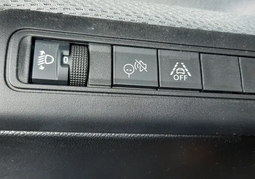 Détail intérieur montrant les commandes noires du tableau de bord du Citroën C3 Aircross 2025 hybride.