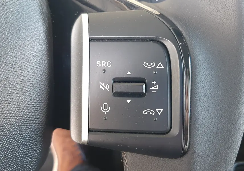 Gros plan sur les commandes au volant du Citroën C3 Aircross 2025, boutons de gestion audio et appels.