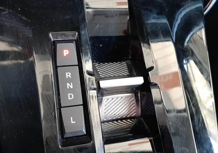 Gros plan sur la commande de boîte automatique noire avec sélecteur à curseur et boutons P, R, N, D, L dans une Citroën C3 Aircross 2025.