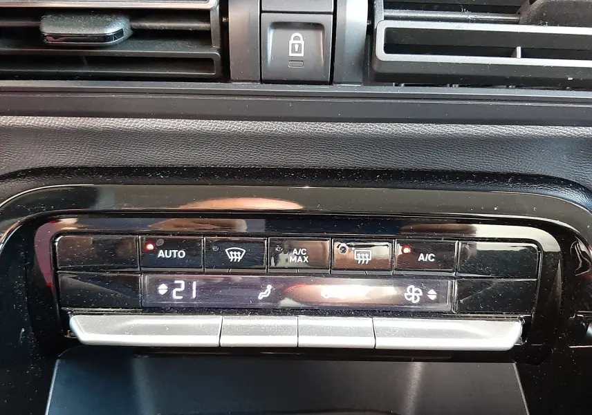 Détail du tableau de bord de la Citroën C3 Aircross 2025 montrant la commande de climatisation digitale avec affichage à 21°C.