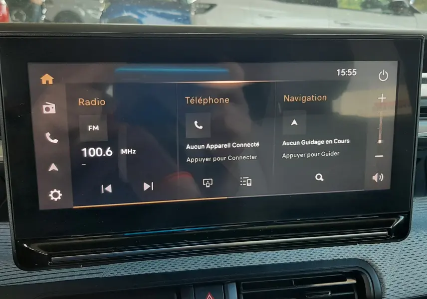 Écran tactile central du tableau de bord du Citroën C3 Aircross 2025, affichant radio, téléphone et navigation.