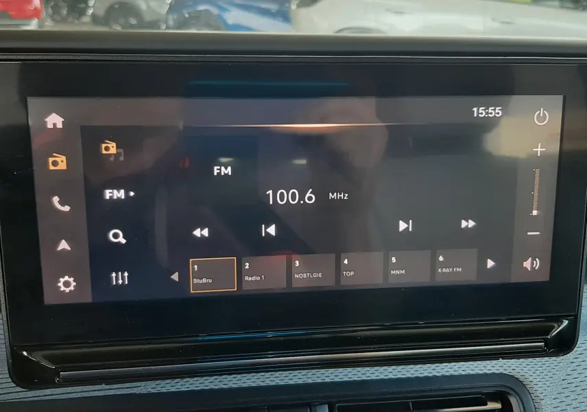 Écran tactile central de la Citroën C3 Aircross 2025 affichant la radio FM sur fond intérieur noir.