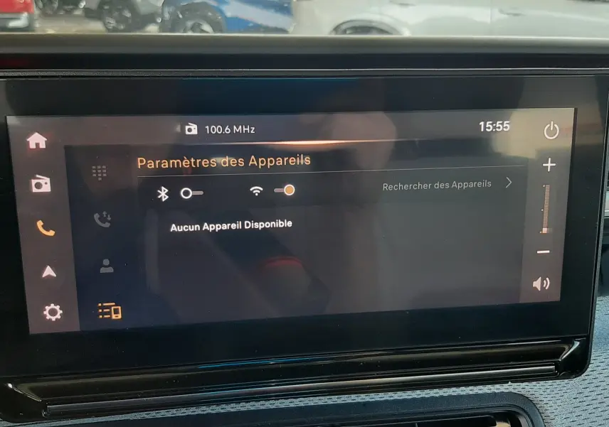 Écran tactile central du tableau de bord du Citroën C3 Aircross 2025, affichant les paramètres Bluetooth et Wi-Fi, intérieur noir.