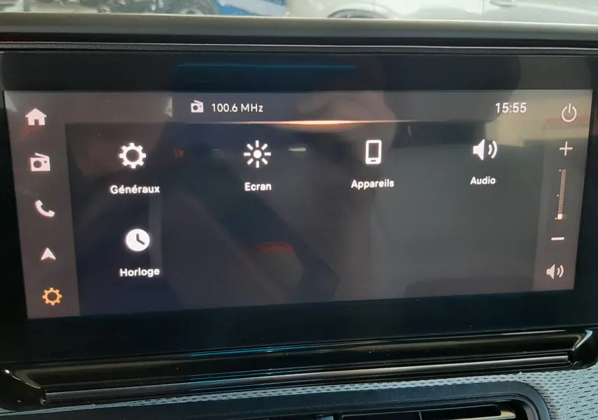 Écran tactile central du tableau de bord de la Citroën C3 Aircross 2025 affichant les réglages généraux, écran, appareils et audio.