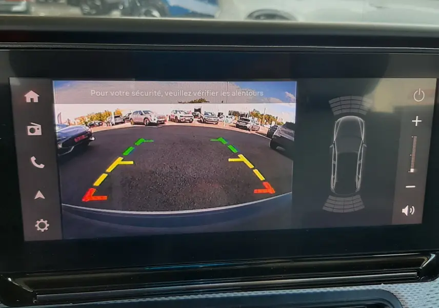 Écran de caméra de recul du Citroën C3 Aircross 2025, affichant l'angle arrière avec lignes de guidage colorées.