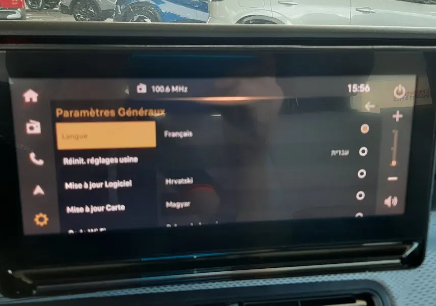 Image intérieure du tableau de bord du Citroën C3 Aircross 2025, écran tactile affichant les paramètres généraux.