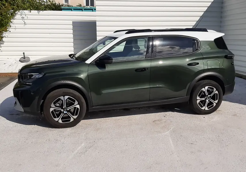 Citroën C3 Aircross 2025 vert Montana avec toit blanc, vue profil côté gauche sur fond clair extérieur.