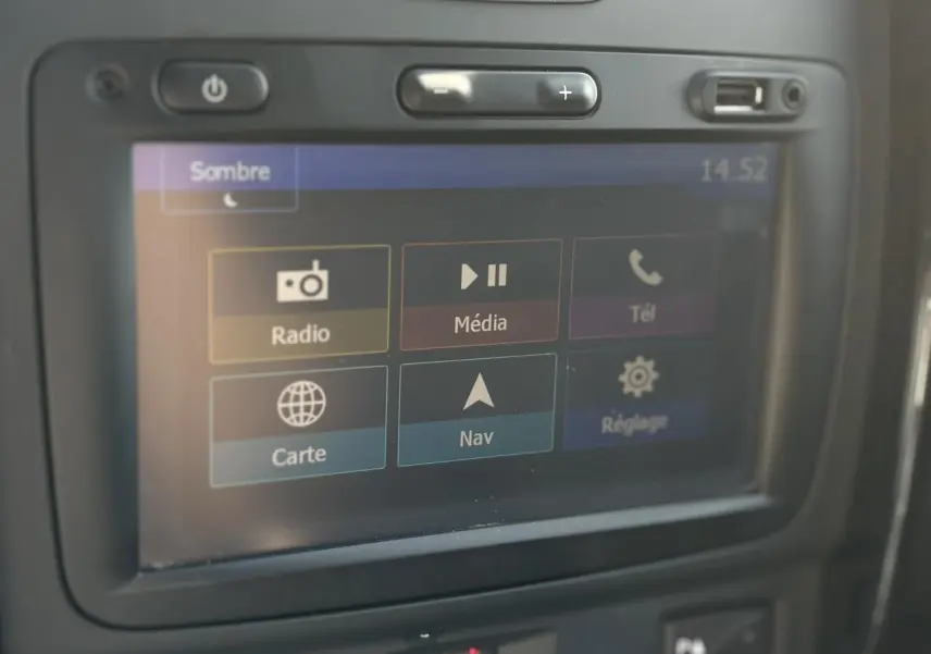 Écran tactile du GPS du Dacia Duster TCE 125 Explorer 2017 montrant les options radio, média et navigation.