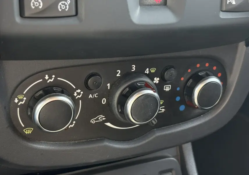 Commandes de climatisation manuelle du Dacia Duster TCE 125 Explorer, vue rapprochée du tableau de bord noir.