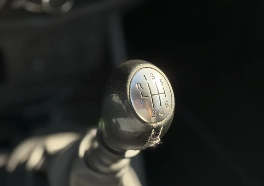 Le levier de vitesses manuel noir du Dacia Duster TCE 125 Explorer 2017 en gros plan intérieur.