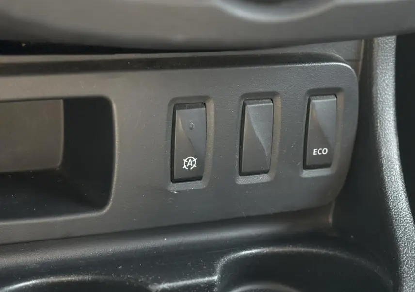 Gros plan sur les boutons de commande Stop & Start et mode Eco dans le Dacia Duster TCE 125 Explorer 2017.