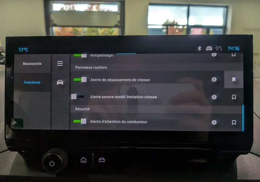 Écran tactile du tableau de bord du Citroën Berlingo 2025 affichant les options d'alerte de sécurité et assistance conduite.