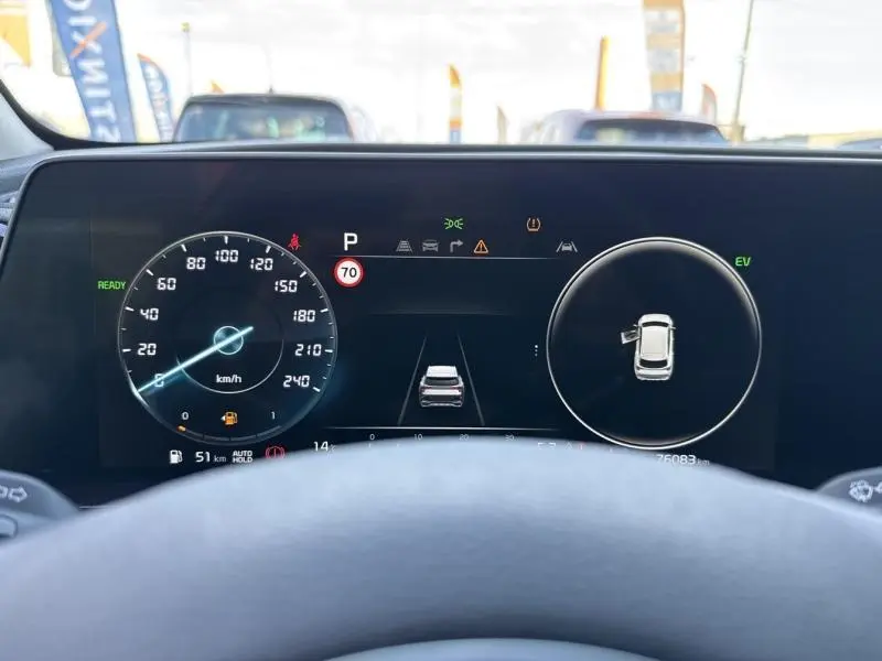 Tableau de bord numérique du Kia Sportage 2022 affichant la vitesse, la consommation et l’aide à la conduite active.