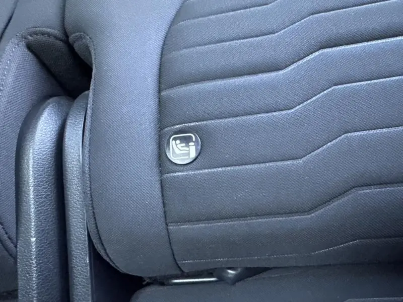Détail du tissu noir du siège arrière avec logo ISOFIX visible sur un Kia Sportage 2022.