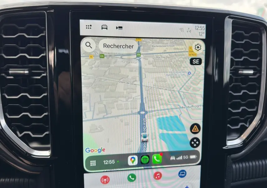 Écran tactile central 10 pouces du Ford Ranger gris iconic, affichant la navigation GPS avec interface Android Auto.