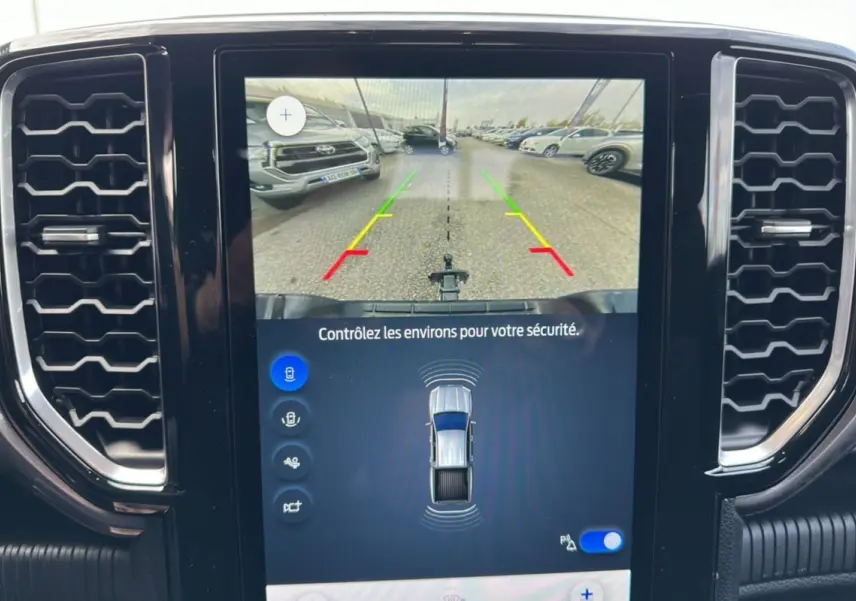 Écran central du Ford Ranger gris iconic 2026 montrant la caméra de recul avec guidage et capteurs de proximité.