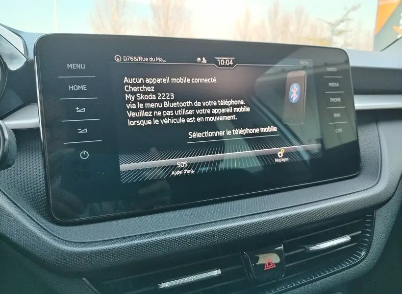 Écran tactile central de la Skoda Fabia 2023 blanc, affichant le menu Bluetooth et les réglages connectivité.
