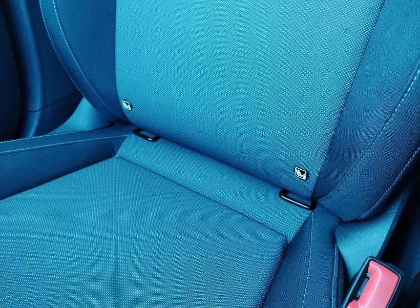 Gros plan sur le siège avant en tissu gris foncé de la Skoda Fabia 2023 avec système ISOFIX visible.