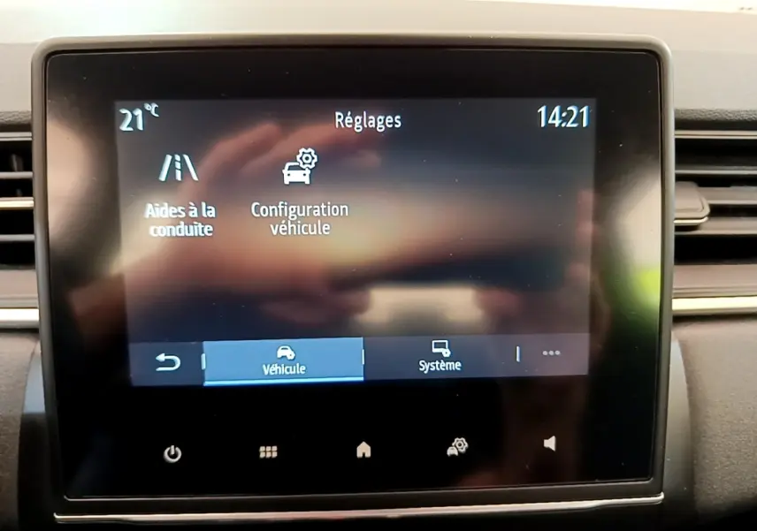 Écran tactile central du tableau de bord du Renault Captur Zen E-Tech hybride 2022 affichant les réglages d'aides à la conduite.