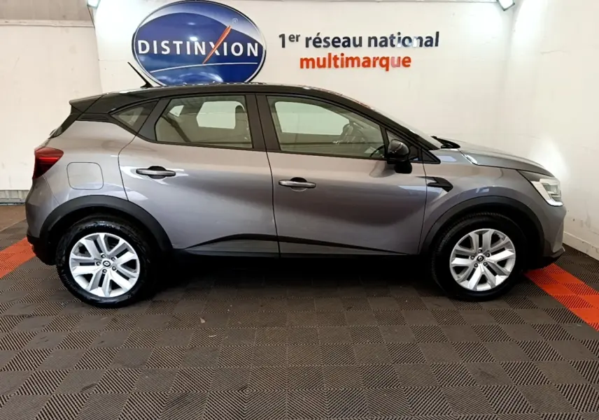 Vue latérale droite d’un Renault Captur Zen E-Tech hybride gris foncé 2022, avec jantes alliage et toit noir contrasté.