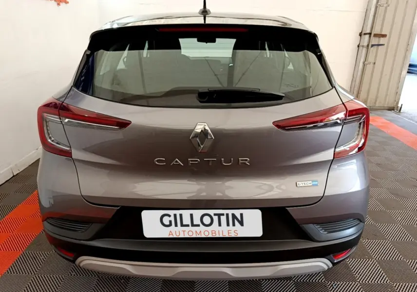 Vue arrière d’un Renault Captur gris foncé E-Tech hybride 2022 avec feux LED et logo central visible.
