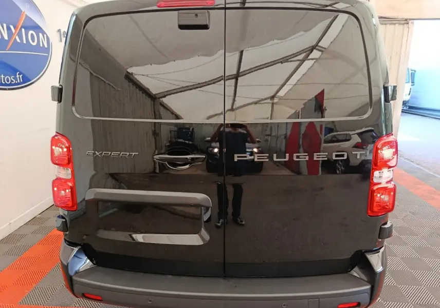 Vue arrière du Peugeot Expert Fourgon XL noir, avec portes battantes fermées et feux arrière rouges visibles.
